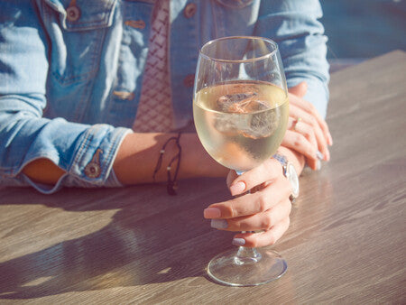 UD ES DE ESAS PERSONAS QUE LE PONE UN HIELITO AL VINO BLANCO?