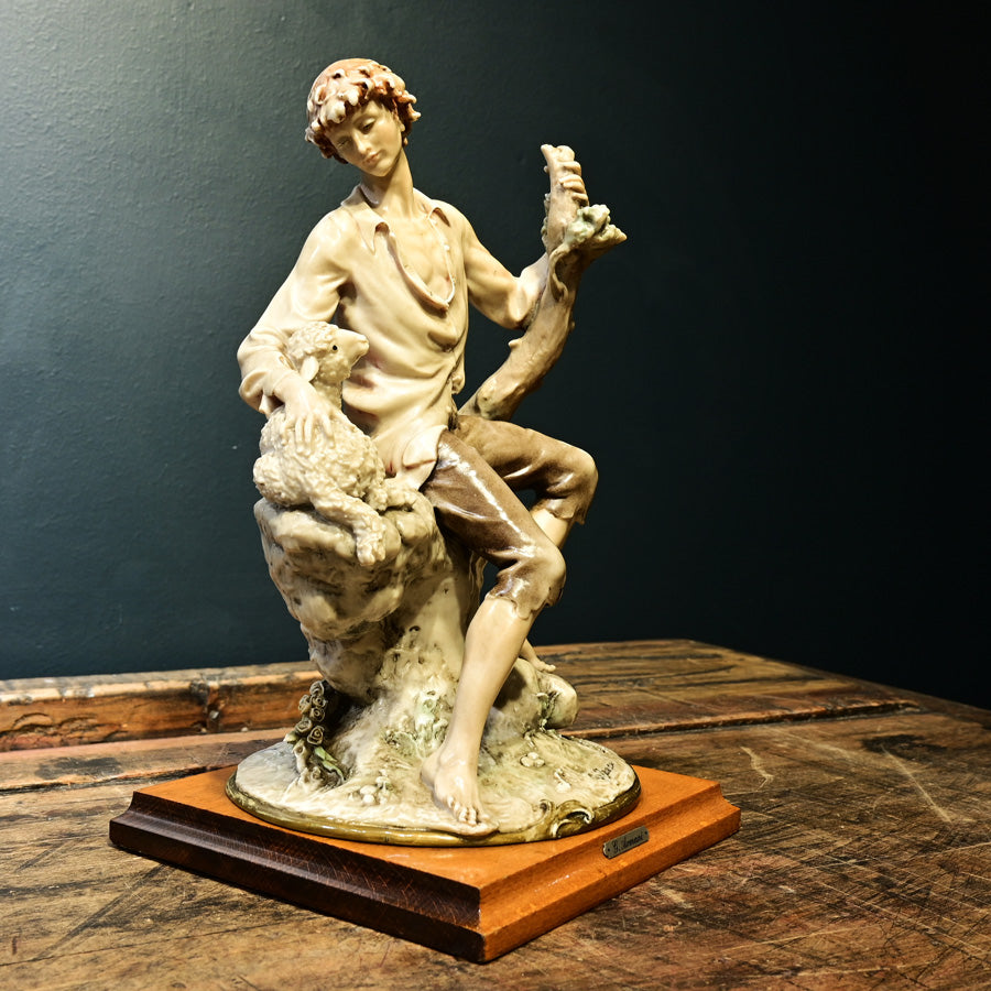 Figura de pastor con oveja de Giuseppe Armani