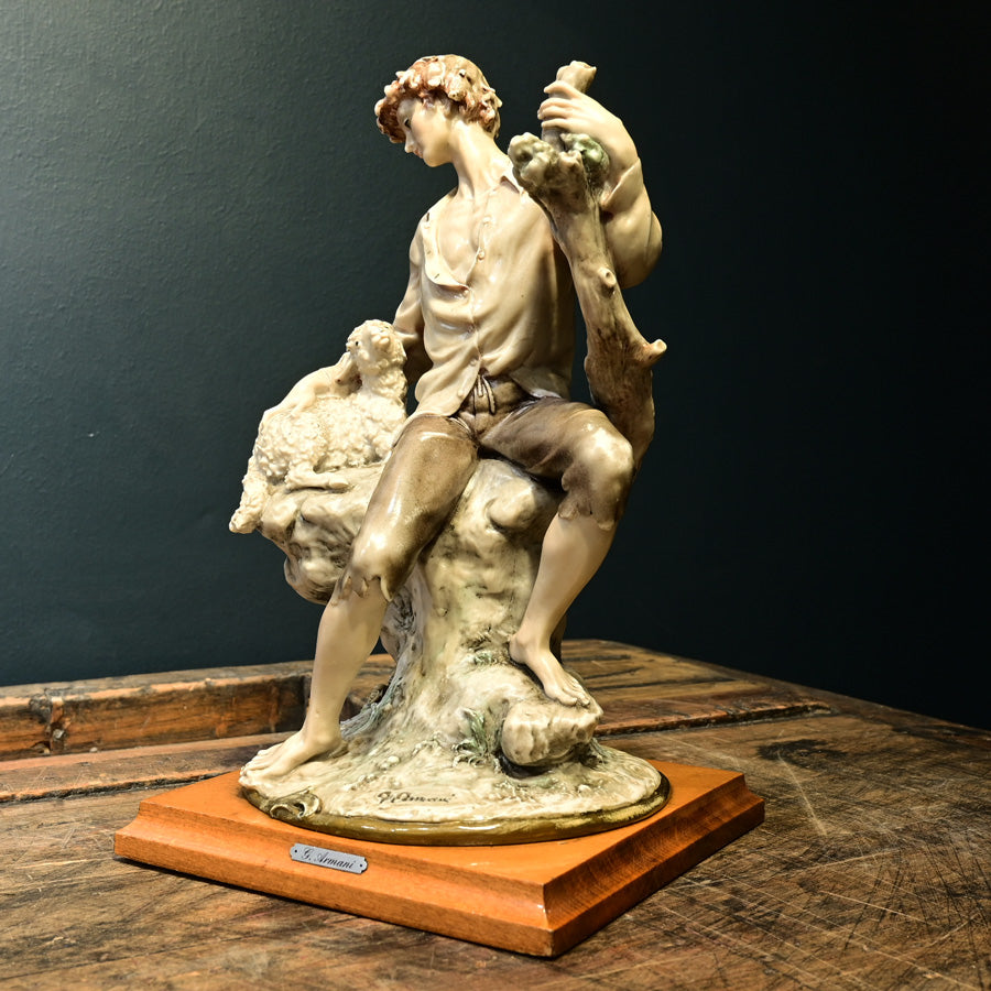 Figura de pastor con oveja de Giuseppe Armani