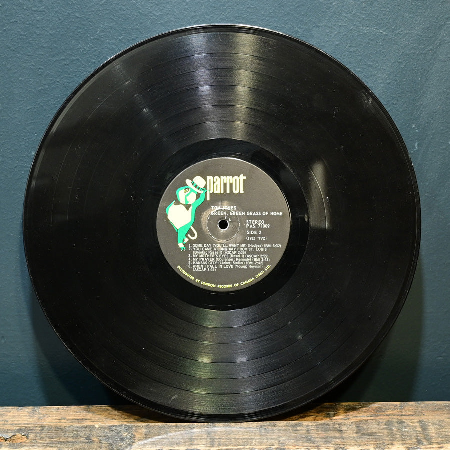 Long Play "Green Green Grass of Home" de Tom Jones, edición canadiense de 1967
