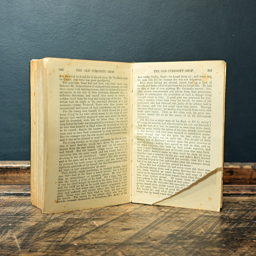 Libro "The Old Curiosity Shop" de Charles Dickens