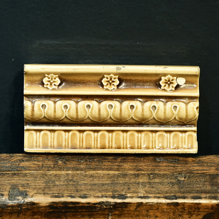 Moldura o bocel en cerámica esmaltada