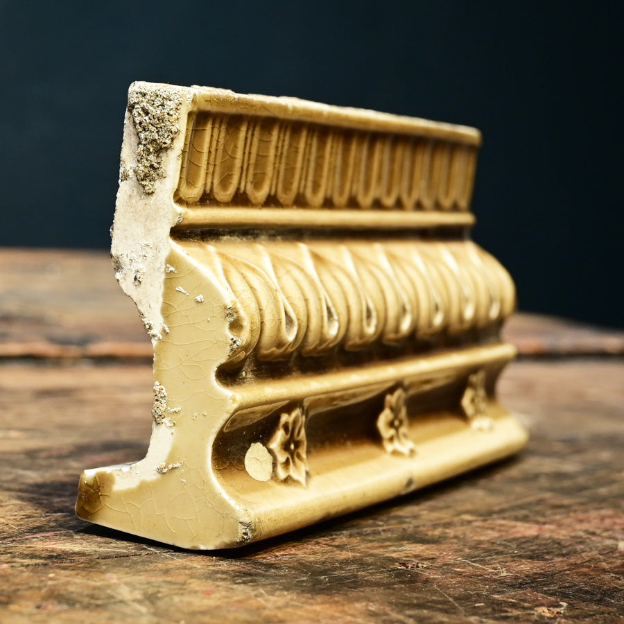 Moldura o bocel en cerámica esmaltada