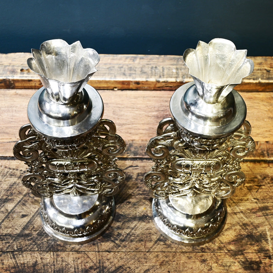 Par de candelabros de plata